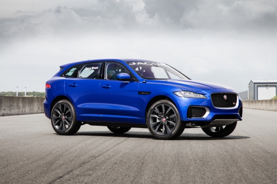 Jaguar F-PACE проехал на двух колесах по треку Goodwood Hill