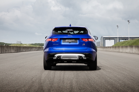 Jaguar F-PACE проехал на двух колесах по треку Goodwood Hill