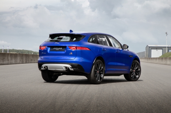 Jaguar F-PACE проехал на двух колесах по треку Goodwood Hill