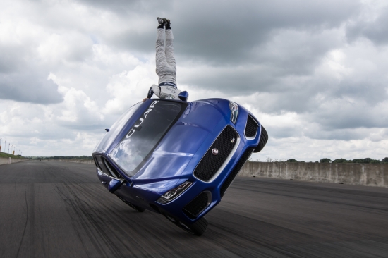 Jaguar F-PACE проехал на двух колесах по треку Goodwood Hill
