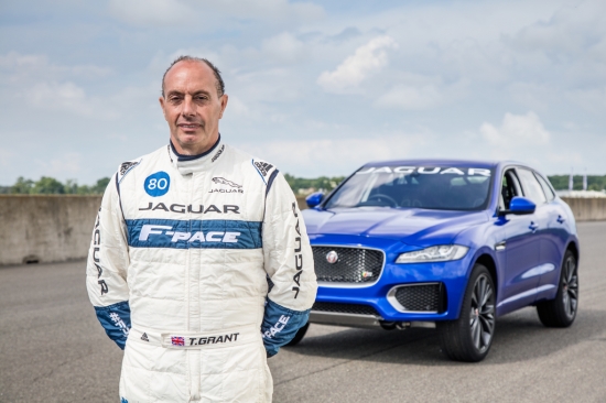 Jaguar F-PACE проехал на двух колесах по треку Goodwood Hill
