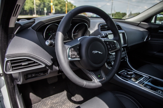 Тест-драйв JAGUAR XE с Викторией Черенцовой и Андреем Цветковым