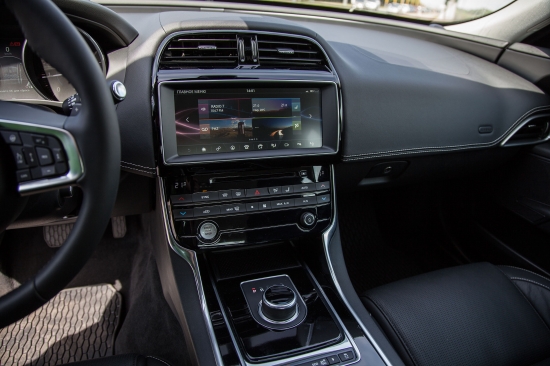 Тест-драйв JAGUAR XE с Викторией Черенцовой и Андреем Цветковым
