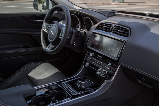 Тест-драйв JAGUAR XE с Викторией Черенцовой и Андреем Цветковым