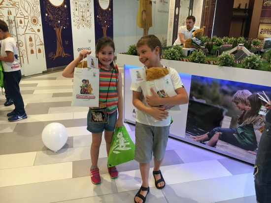 «ŠKODA Кроха» в Центральном детском магазине: сказочные персонажи научили детей правилам дорожного движения