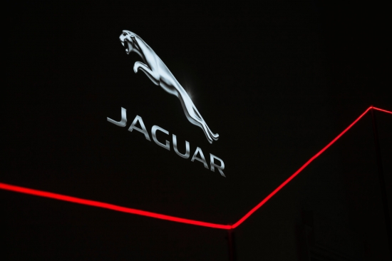 Jaguar представляет инновационную световую инсталляцию на Лондонской биеннале дизайна в Somerset House