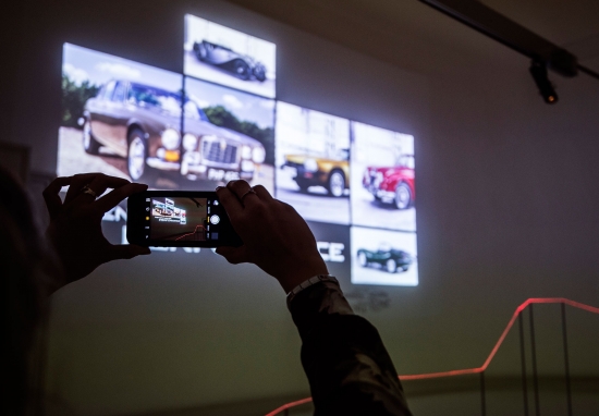 Jaguar представляет инновационную световую инсталляцию на Лондонской биеннале дизайна в Somerset House