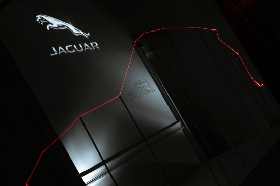 Jaguar представляет инновационную световую инсталляцию на Лондонской биеннале дизайна в Somerset House