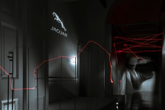 Jaguar представляет инновационную световую инсталляцию на Лондонской биеннале дизайна в Somerset House