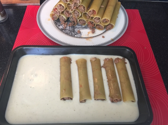 Каннеллони фаршированные, запеченные с соусом
