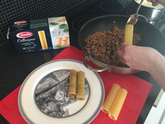 Каннеллони фаршированные, запеченные с соусом