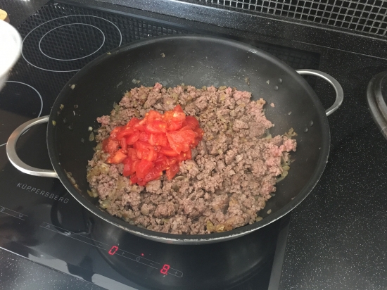 Каннеллони фаршированные, запеченные с соусом