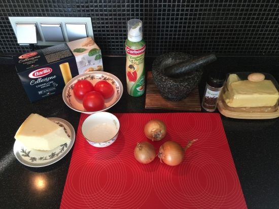 Каннеллони фаршированные, запеченные с соусом