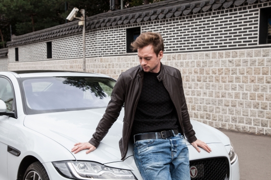 Александр Соколовский тестирует Jaguar XF