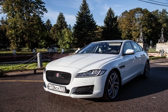 Александр Соколовский тестирует Jaguar XF