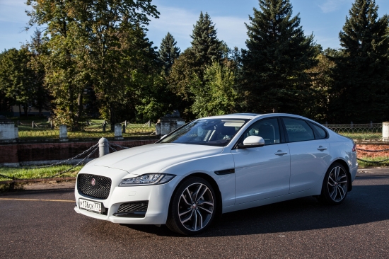 Александр Соколовский тестирует Jaguar XF