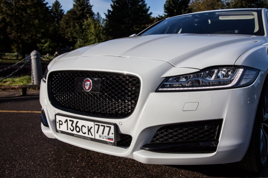 Александр Соколовский тестирует Jaguar XF