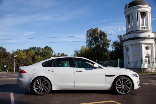 Александр Соколовский тестирует Jaguar XF