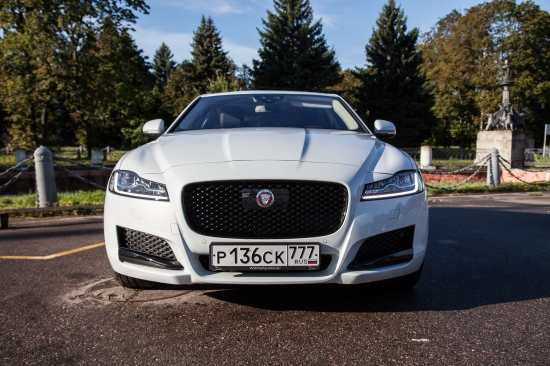Александр Соколовский тестирует Jaguar XF