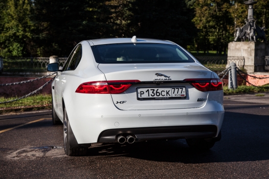 Александр Соколовский тестирует Jaguar XF