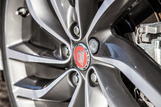 Александр Соколовский тестирует Jaguar XF