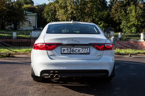 Александр Соколовский тестирует Jaguar XF