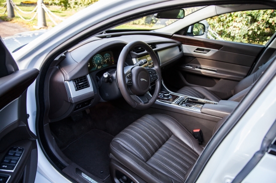 Александр Соколовский тестирует Jaguar XF
