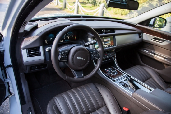 Александр Соколовский тестирует Jaguar XF