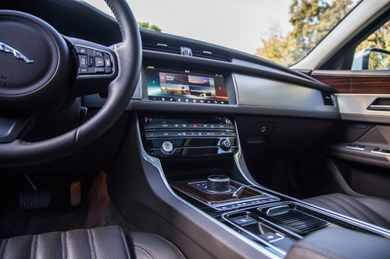 Александр Соколовский тестирует Jaguar XF