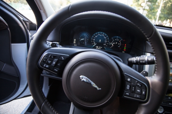 Александр Соколовский тестирует Jaguar XF