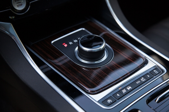 Александр Соколовский тестирует Jaguar XF