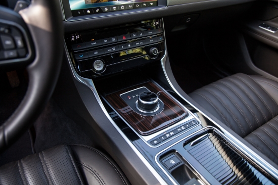 Александр Соколовский тестирует Jaguar XF