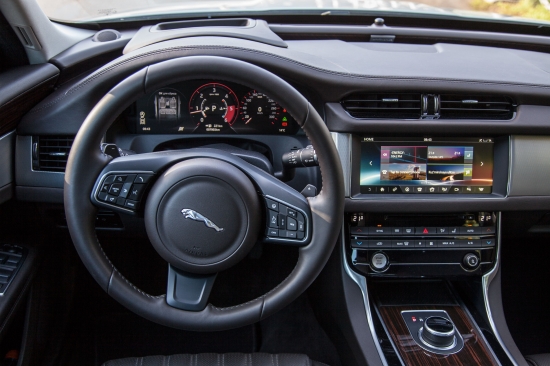Александр Соколовский тестирует Jaguar XF