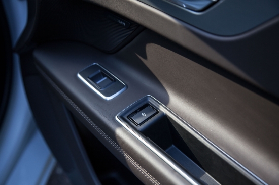 Александр Соколовский тестирует Jaguar XF