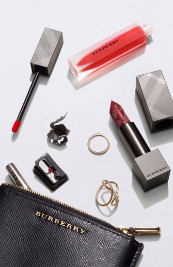 Айрис Лоу (Iris law) стала новой посланницей бренда BURBERRY BEAUTY и звездой рекламной кампании новой помады liquid lip velvet 