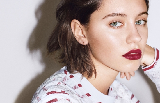 Айрис Лоу (Iris law) стала новой посланницей бренда BURBERRY BEAUTY и звездой рекламной кампании новой помады liquid lip velvet 