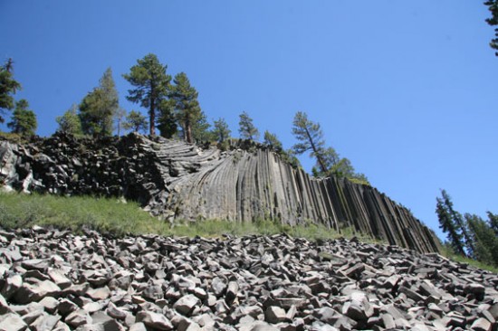 Утес колоночного базальта Devil's Postpile