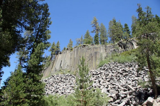 Утес колоночного базальта Devil's Postpile