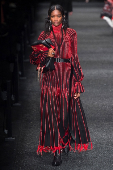 Alexander McQueen. Тренды: осень – зима/2017-2018. Вестерн или куртки «му», блестки и люрекс, викторианская эпоха