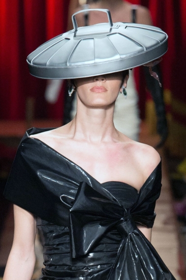 Moschino. Тренды: осень – зима/2017-2018: от 80-х до межгалактических приключений