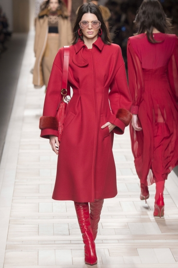 Fendi. Тренды: осень – зима/2017-2018: от 80-х до межгалактических приключений