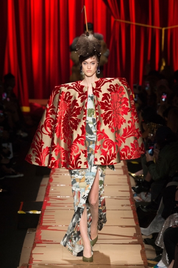 Moschino. Тренды: осень – зима/2017-2018: от 80-х до межгалактических приключений