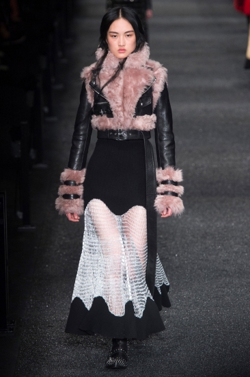 Alexander McQueen. Тренды: осень – зима/2017-2018: овчина, кружева и цветочный принт