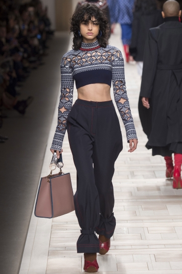 Fendi. Тренды: осень – зима/2017-2018: овчина, кружева и цветочный принт