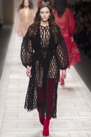 Fendi. Тренды: осень – зима/2017-2018: овчина, кружева и цветочный принт