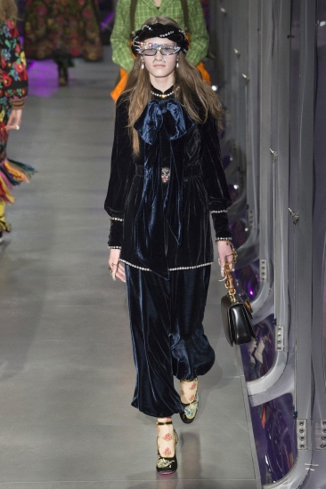 Gucci. Тренды: осень – зима/2017-2018: овчина, кружева и цветочный принт