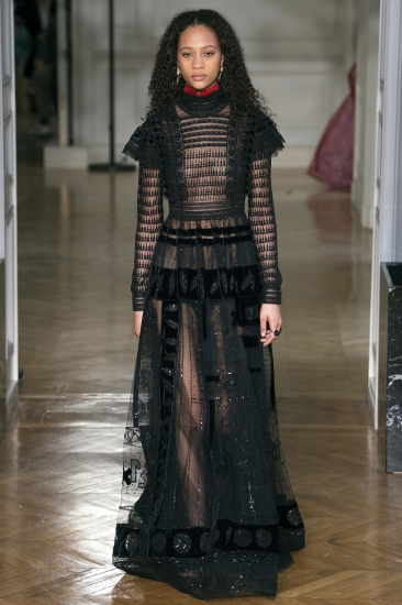 Valentino. Тренды: осень – зима/2017-2018: овчина, кружева и цветочный принт