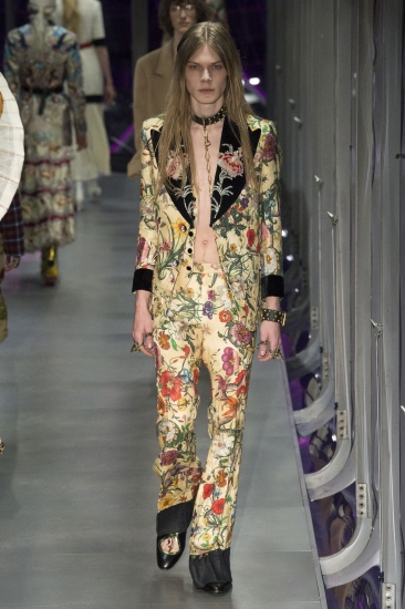 Gucci. Тренды: осень – зима/2017-2018: овчина, кружева и цветочный принт