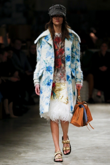 Prada. Тренды: осень – зима/2017-2018: овчина, кружева и цветочный принт