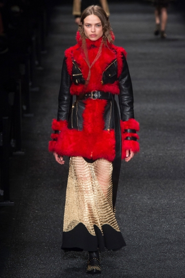 Alexander McQueen. Тренды: осень – зима/2017-2018: овчина, кружева и цветочный принт